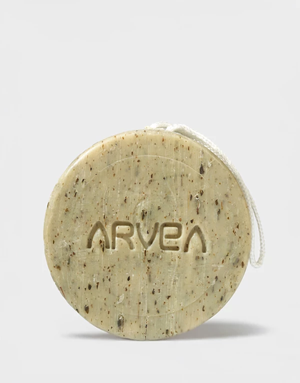 S’emploi en externe sur la peau. Peut s’utiliser quotidiennement pour le visage et le corps et pour la douche. Pour un effet gommage et relaxation, masser votre peau activement à chaque douche en faisant des gestes circulaires directement avec le savon.